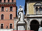 Piazza dei Signori. Dante-Statue