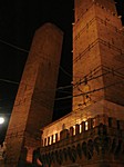 Torre Garisenda und Torre Asinelli bei Nacht