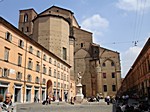 die Basilika San Petronio von der Piazza Luigi Galvani aus