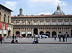 Der Palazzo dei Banchi und der Bogengang "Pavaglione". Im Hintergrund Sanctuary of Santa Maria della Vita