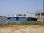 Lefkada ist eine Insel, die über eine schwimmende Drehbrücke mit dem Festland verbunden ist