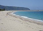 langer Sandstrand, der sich von Agios Ioannis über die gesamte schmale Halbinsel nordwestlich von Lefkas-Stadt hinzieht