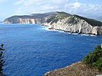 Vom Kap aus hat man einen herrlichen Ausblick auf die zerklüftete Westküste und auf die benachbarten Inseln Kefalonia und Ithaka