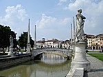 Der Platz wird von einem kleinen Kanal und einem Ring aus 78 barocken Statuen umrundet.