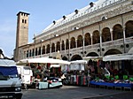 Piazza della Frutta mit dem Palazzo della Ragione (ehem. Gerichtspalast)