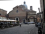 Dom von Padua mit Sakramentskapelle und Kirchvorplatz. Die fünfschiffige Kathedrale ist eine der größten Kirchen Italiens.