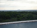 ein Kreuzfahrschiff fährt durch die andere Einfahrt zwischen Lido und Punta Sabbioni (Jesolo)