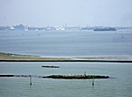 Im Hintergrund Venedig mit diversen Kreuzfahrschiffen im Hafen