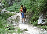 Die Straße endet ca. 500 Meter vor dem Katarakt, danach geht es zu Fuß auf einem schattigen Weg weiter