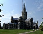 Salisbury Cathedral ist vor allem wegen des höchsten Kirchturms in Großbritannien (123m) berühmt