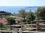 Scuderia Castello in Gaino, Hintergrund links Sirmione, rechts Rocca di Manerba